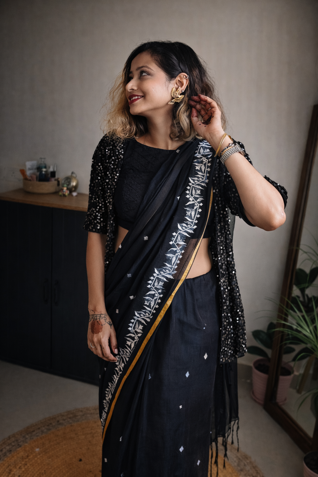 Black Mul Mul Saree pallu close-up – Inkline by RongSuta